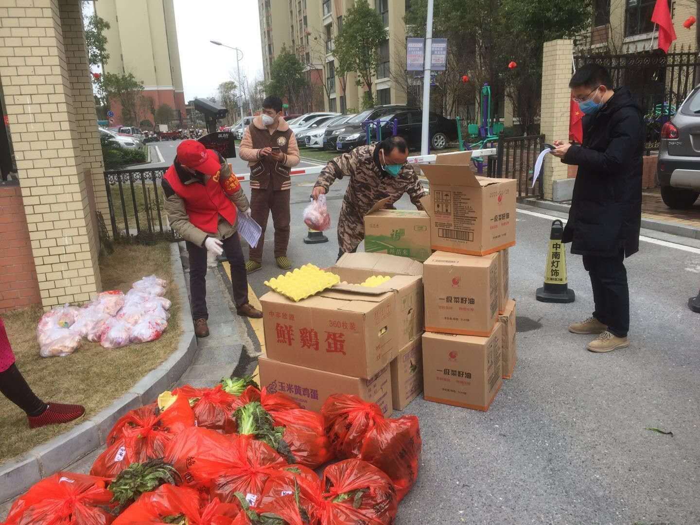 1585731431581021773.jpg 李宁同志(左一)为亚坤小区居民购买、分发物资.jpg