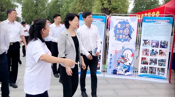 1600761648869052538.jpg 2-肖菊华副省长等领导参观青少年科技活动展区.jpg